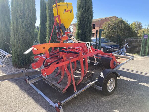 Cet enherbeur semoir de JBF Agricole permet, en un seul passage, de préparer le sol et de semer un couvert végétal en viticulture