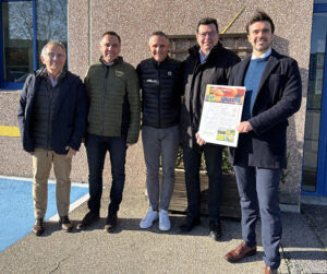 De gauche à droite : Alain Etiévant (dirigeant de Cérès, filiale du Groupe Fénix Evolution), Olivier Morant (Chef de marché Espaces Verts Groupe Perret), Franck Girard (directeur de Biotech Nature et du Pôle Fertilisation du Groupe Perret), Bernard Perret (président du Groupe Perret) et Samuel Marc (dirigeant de Fénix Evolution).